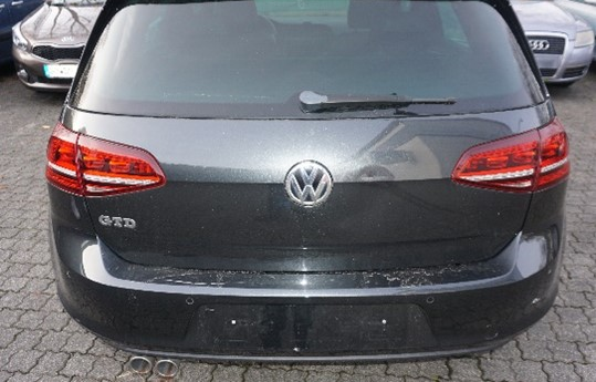 Heckschaden an einem schwarzen Volkswagen Golf GTD, dokumentiert von einem Kfz-Gutachter in Wiesbaden.