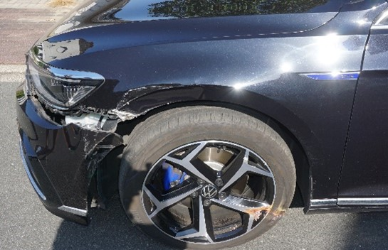 Vorderer Kotflügelschaden an einem schwarzen Auto, beurteilt von Ihrem Kfz-Sachverständigen in Wiesbaden.